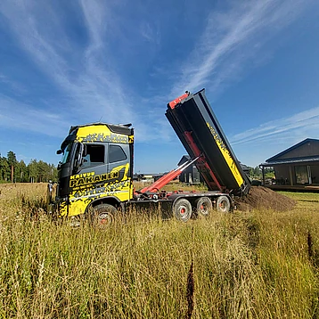 kaivuu pakanen pihatie